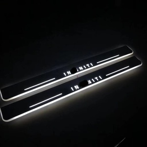 インフィニティ車モデル車のドア敷居プレート有線<span class=keywords><strong>LED</strong></span>カスタムドア敷居キックプレート