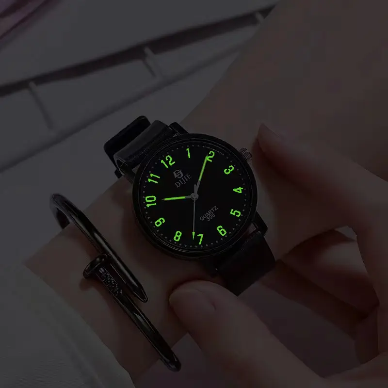 Le donne a buon mercato del quarzo 2024 guardano l'orologio personalizzato del braccialetto della maglia del Logo