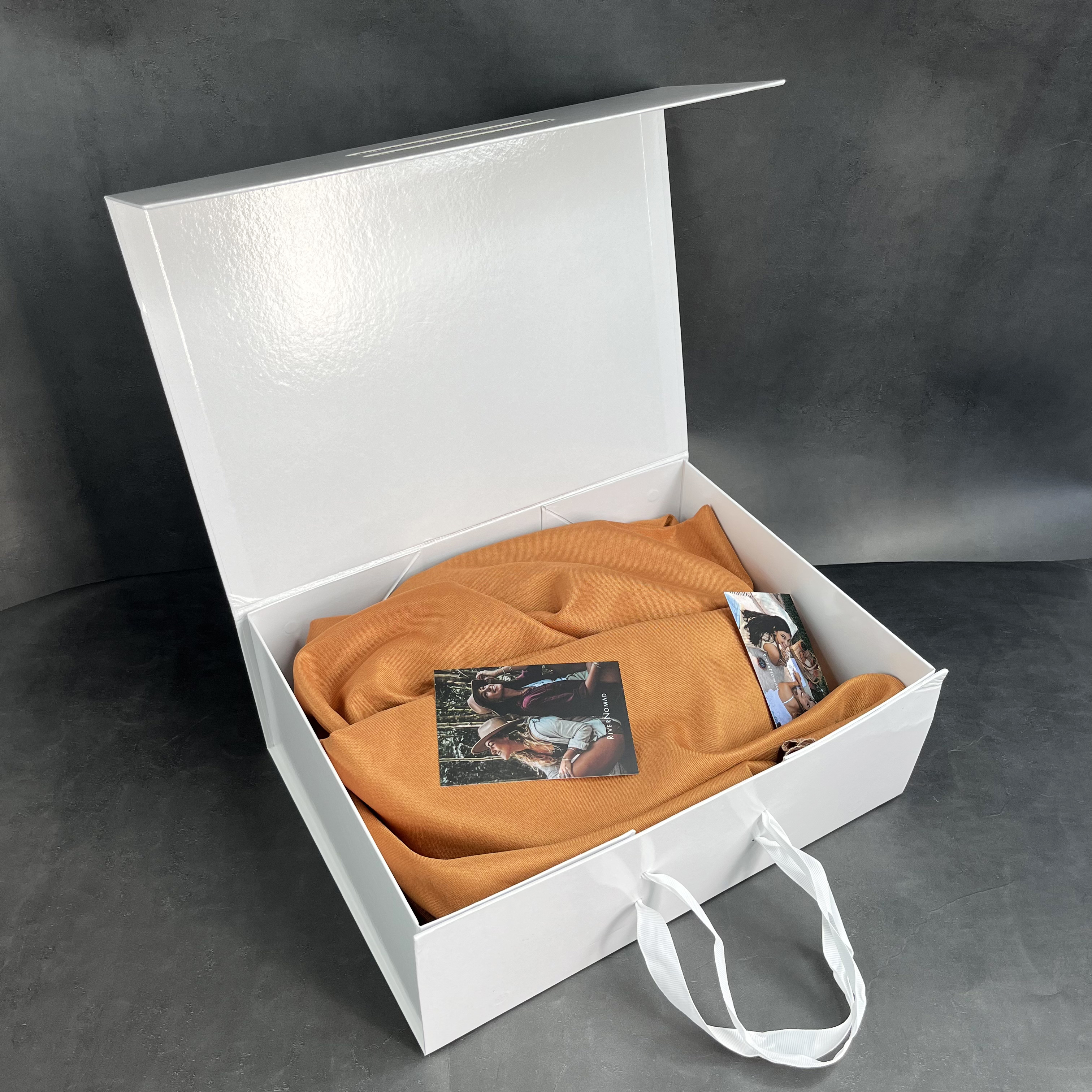 White magnetic box with ribbon handle