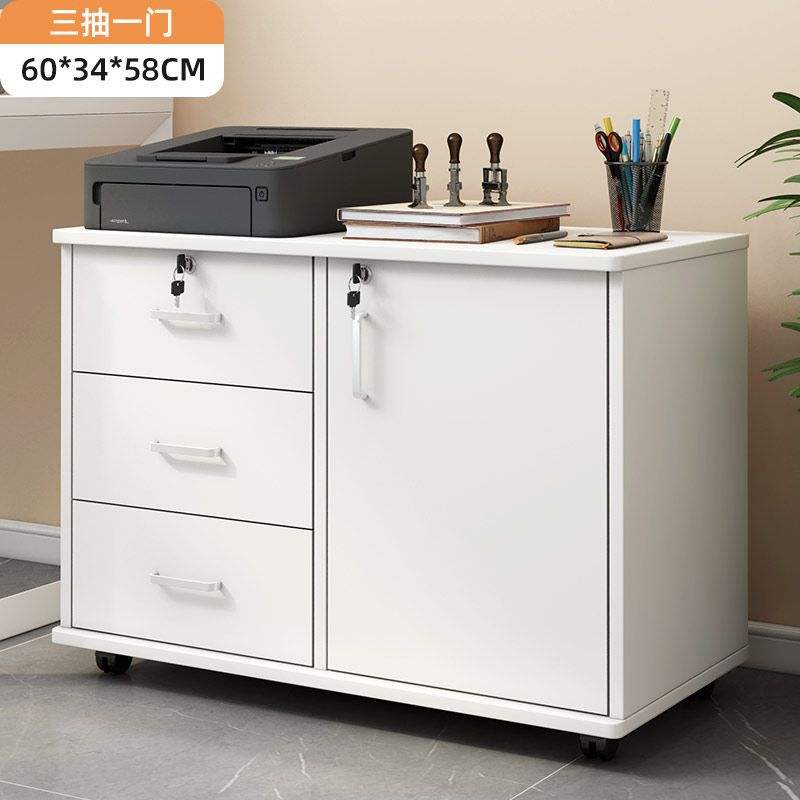 Trois tiroirs, une porte blanche