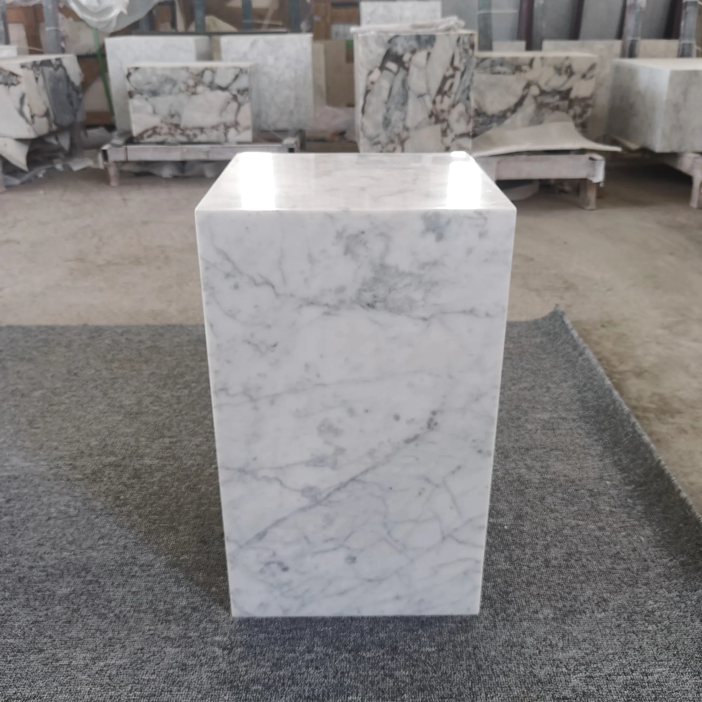 Luxus Carrara weißer Marmor Stein Tisch hoch niedriger Sockel Stehpunkt Heimmöbel Marmor Sockel Couchtisch