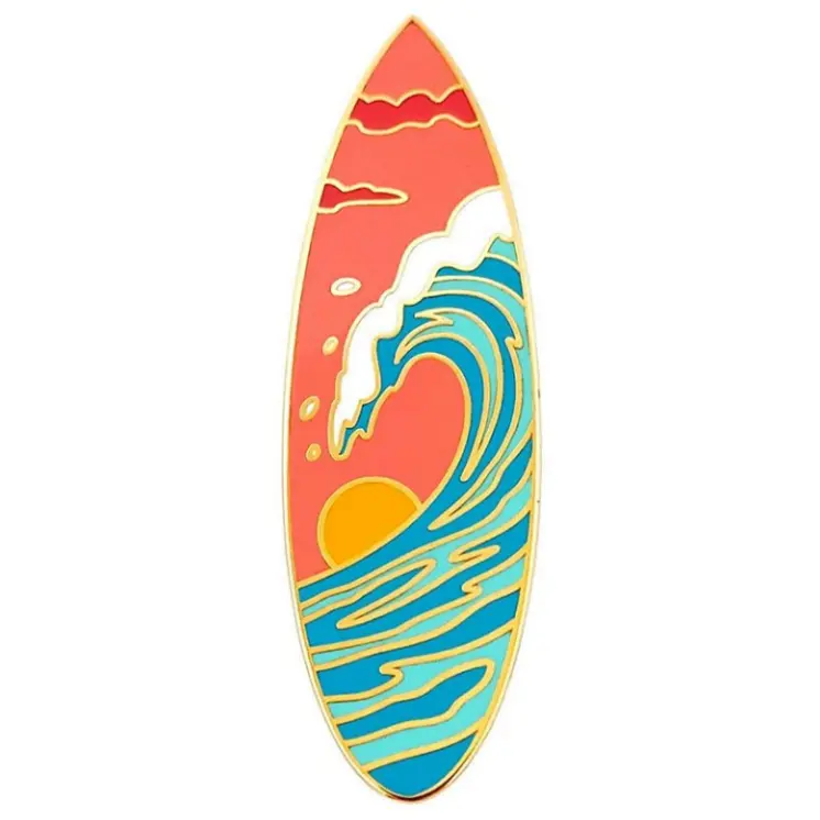 Hochwertiges kostenloses Design individuelles Geschenk Sommer Strand Welle Surfboard Surfclub Souvenir Harter Emaille-Metall-Reifenaufnäher Stift für Party