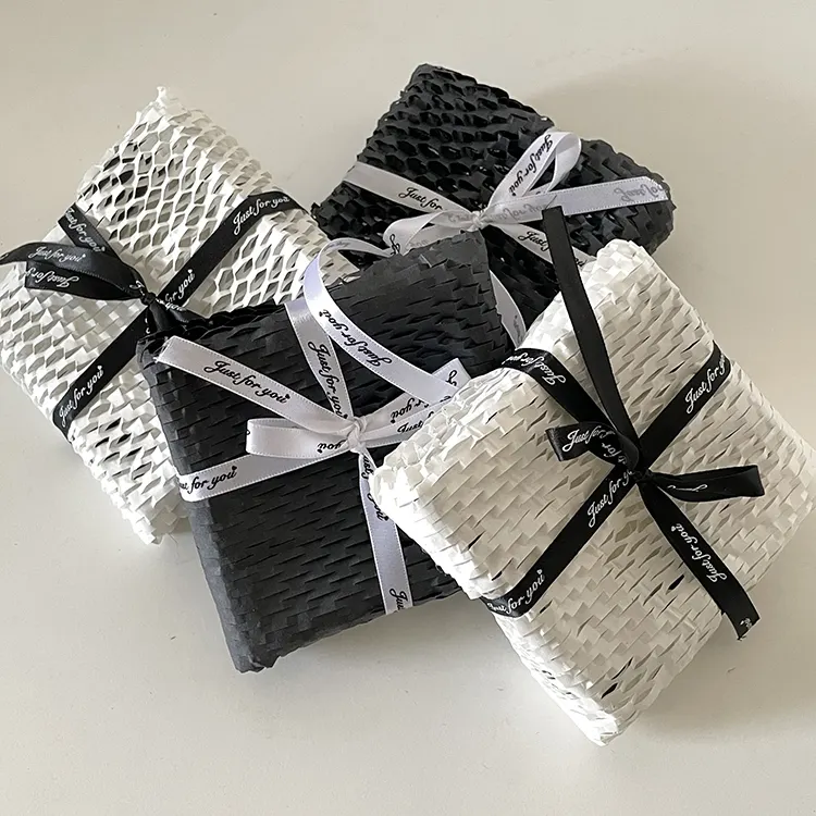 Schwarzes gestanztes erweiterbares Kraft papier Schwarzes Waben-Geschenk papier Schwarzes perforiertes Packpapier zum Verpacken von Geschenken