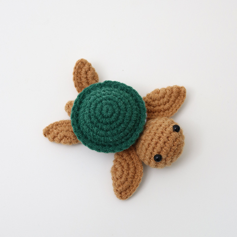 Tortue marron foncé à coquille verte de Noël