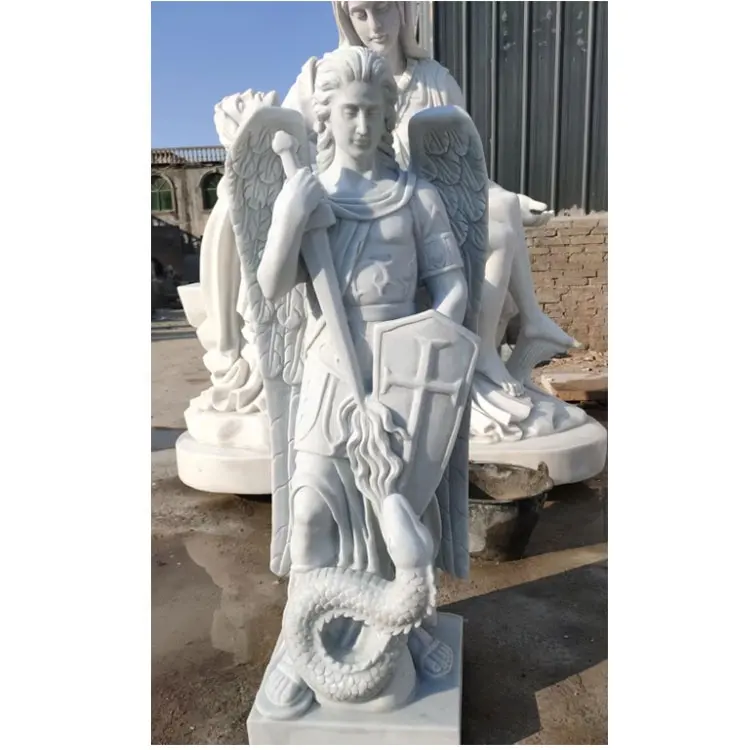 Marmo da giardino all'aperto a grandezza naturale St Michael l'arcangelo scultura angelo con ali in vendita