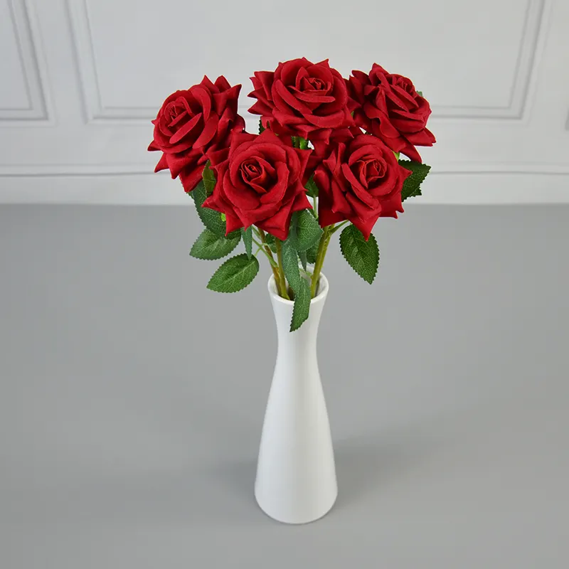 Gran oferta decoración de boda flores de terciopelo a granel rosas blancas Rojas flor artificial tallo largo rosa de terciopelo