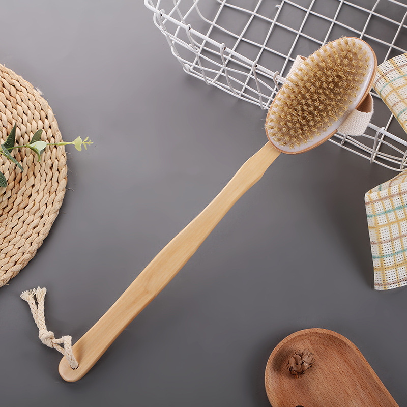 Brosse amovible en hemu peint, 41 x 6,5 cm.