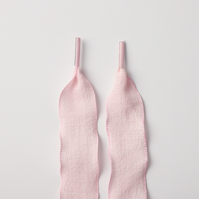 Cordones de zapatos con hojas de loto rosa.