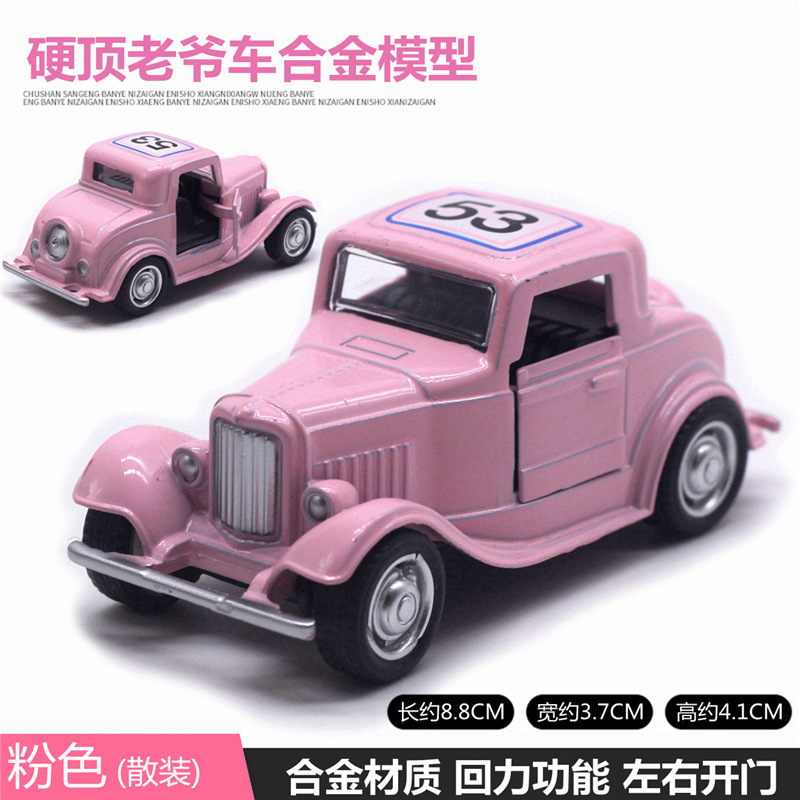 Voiture classique à toit rigide rose