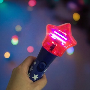 ไม้กายสิทธิ์ของเล่นไฟแอลอีดีพร้อมไฟกระพริบสีรุ้งที่น่าตื่นตาตื่นใจของเล่นปาร์ตี้อเมริกันที่ขับเคลื่อนด้วยแบตเตอรี่เพื่อความสนุกสนานและกระพริบเพื่อความบันเทิง - Product Image 3
