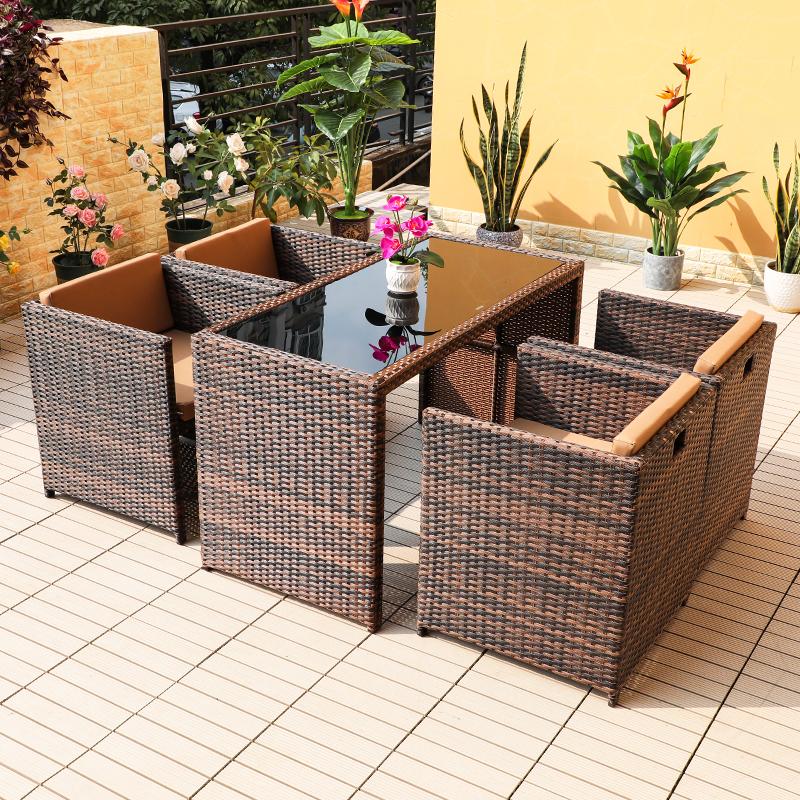 Table et 4 chaises à dossier bas