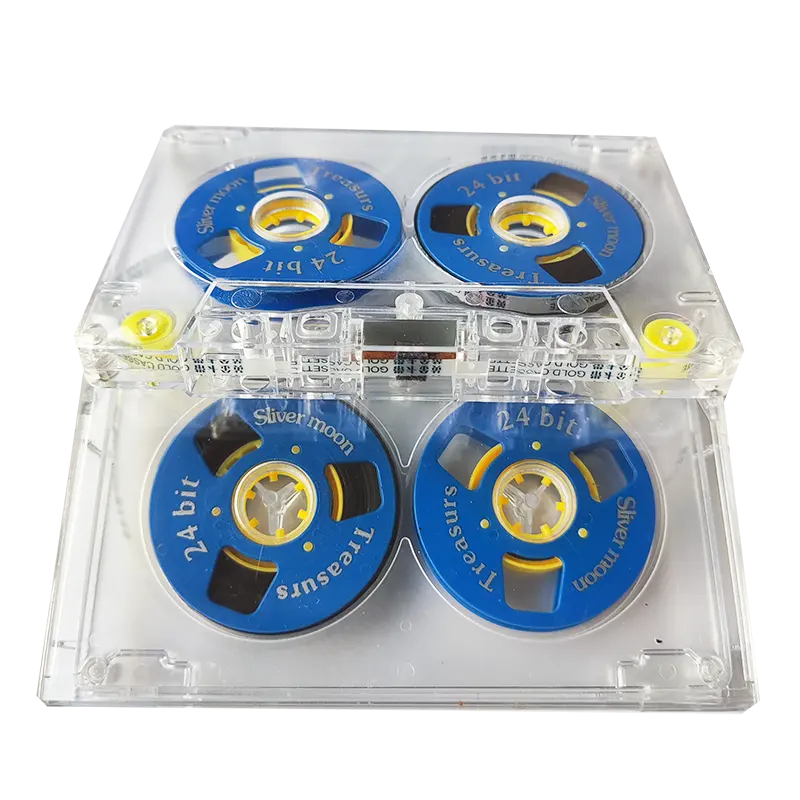 Cassete de áudio branco com dois carretel cassete, cor azul e amarela, fita de cassete.