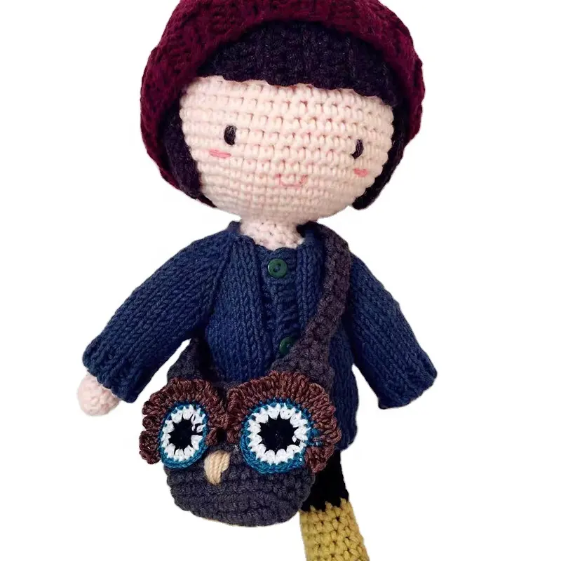 Grosir mainan boneka perempuan rambut pendek cantik Crochet kualitas tinggi desain kustom mainan boneka Amigurumi dengan topi dan mantel