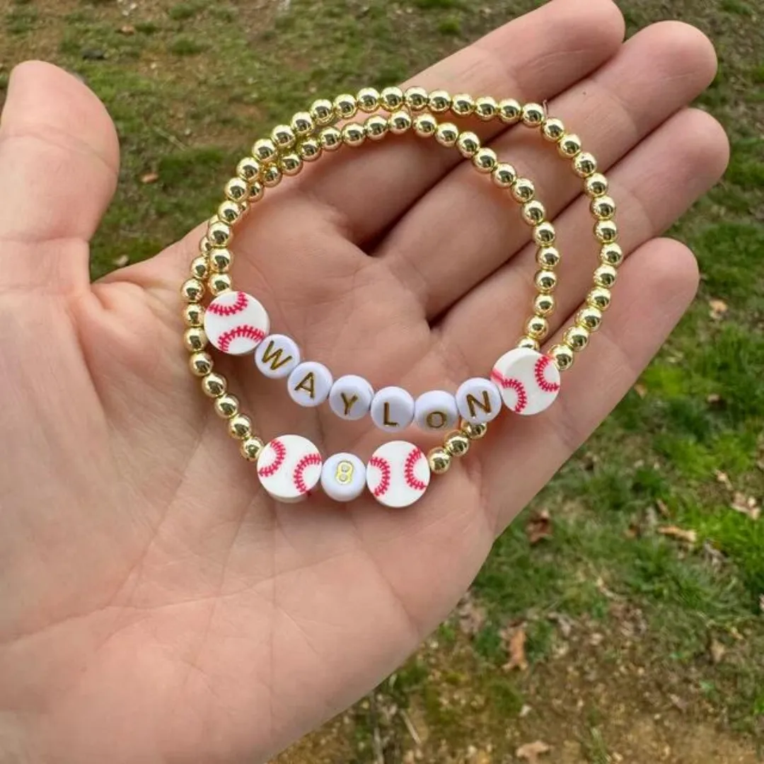 Venta al por mayor de pulseras de softbol con cuentas chapadas en oro de 14K apilables, pulseras deportivas con número de nombre personalizado