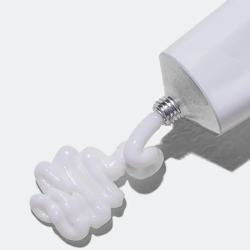 白いチューブ付きの恒久的なメイクアップタトゥークリーム