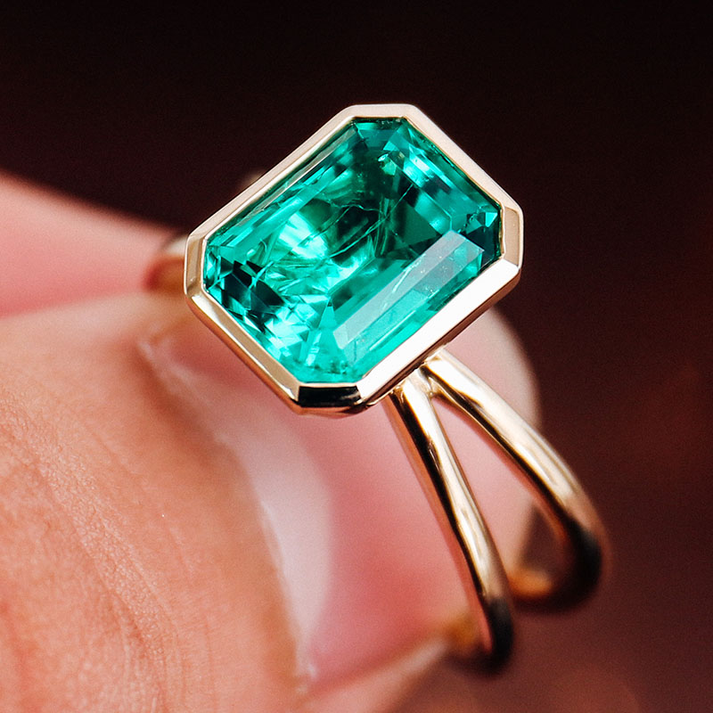 Bague en or massif 18 carats avec pierre précieuse de laboratoire.