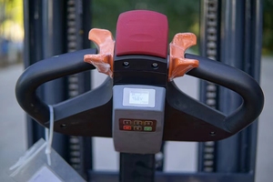 La batería del contenedor con dirección puede descargar 1500/2000 kg Grúa apiladora de transpaleta eléctrica vertical completamente automática - Product Image 5