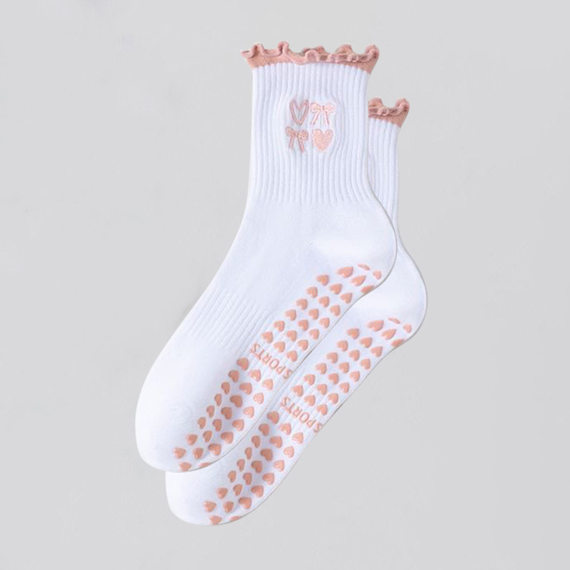 Coeur découpé en dentelle rose clair