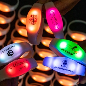 Programmazione RFID LED lampeggiante atmosfera per feste di matrimonio fascino illuminazione attiva campione gratuito braccialetto in silicone con telecomando - Product Image 6