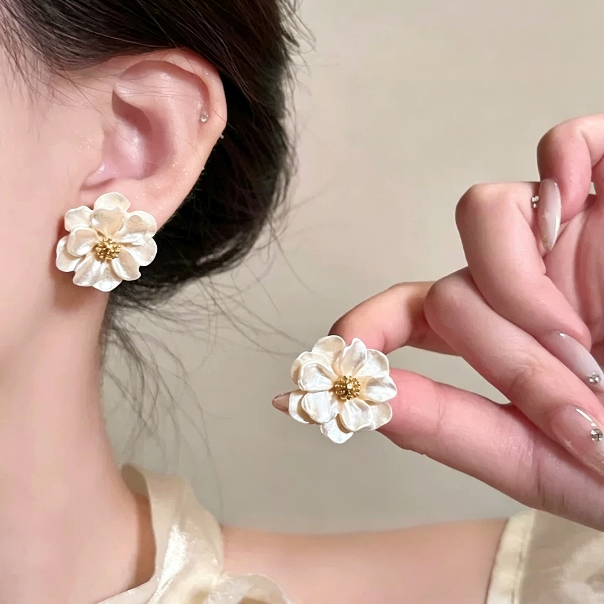 E084-3 White