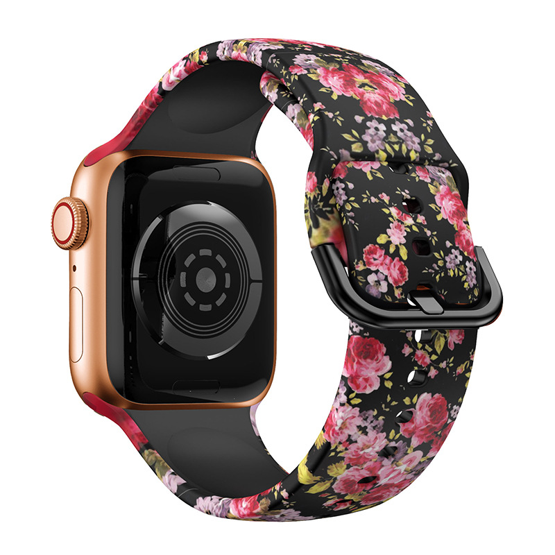 Fondo negro con flores rosas.