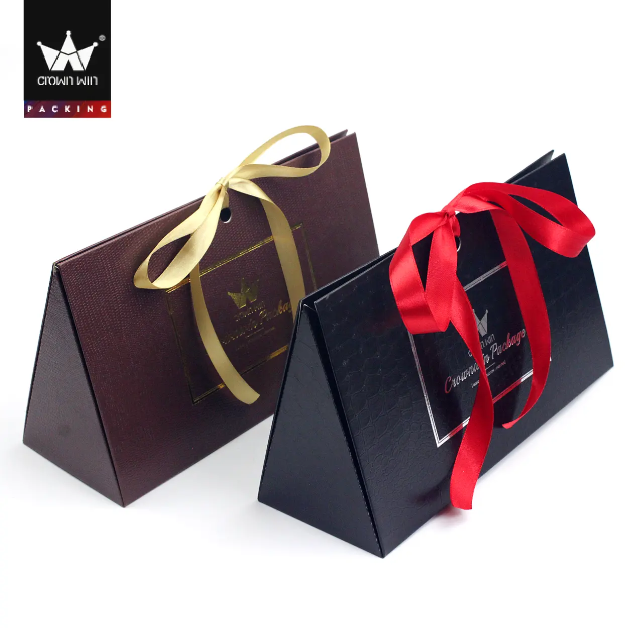 Custom OEM prezzo all'ingrosso nero triangolo sacchetti regalo di lusso imballaggio oro stampa a caldo sacchetti di carta con nastro per cosmetici