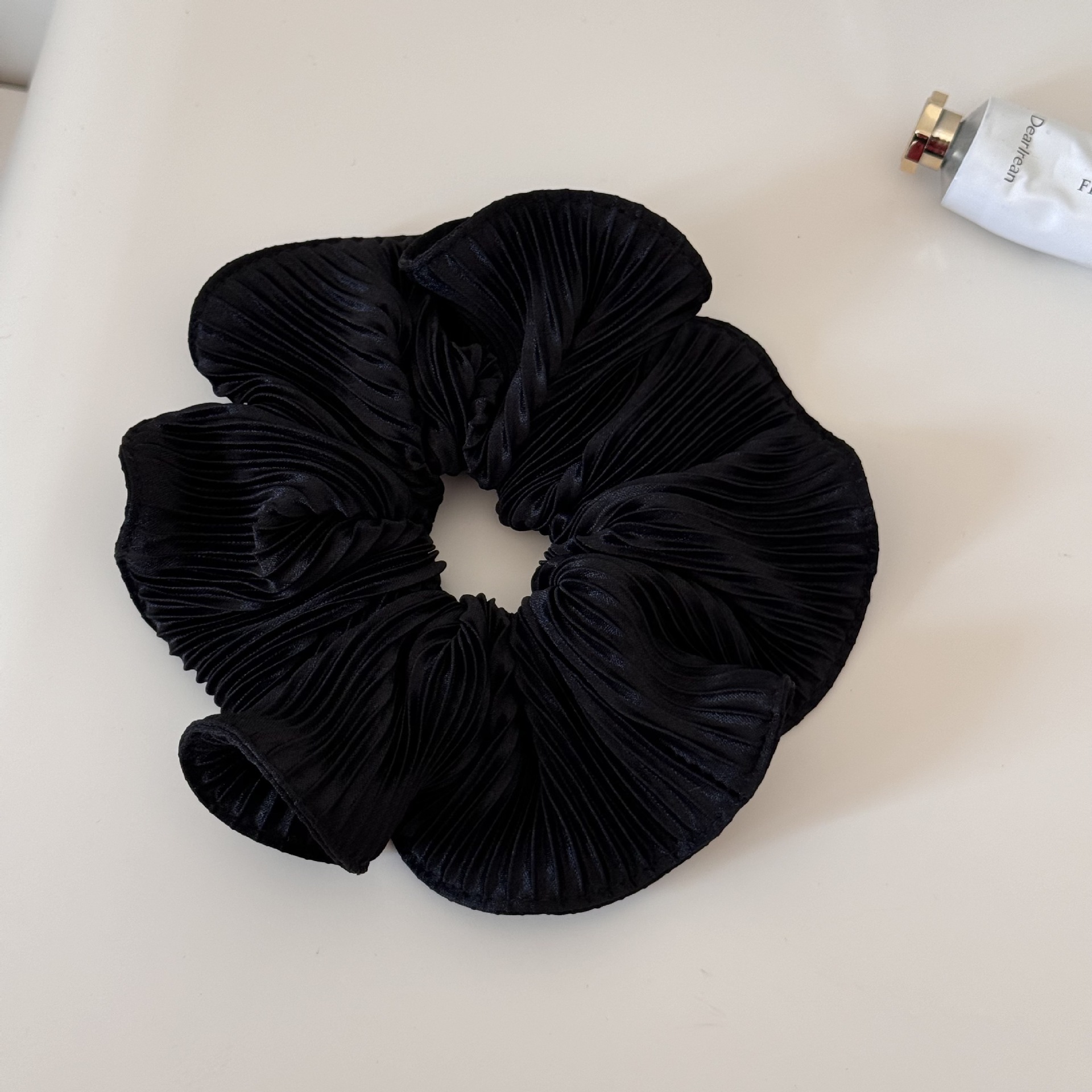 Bague cheveux oreilles en bois plissé noir