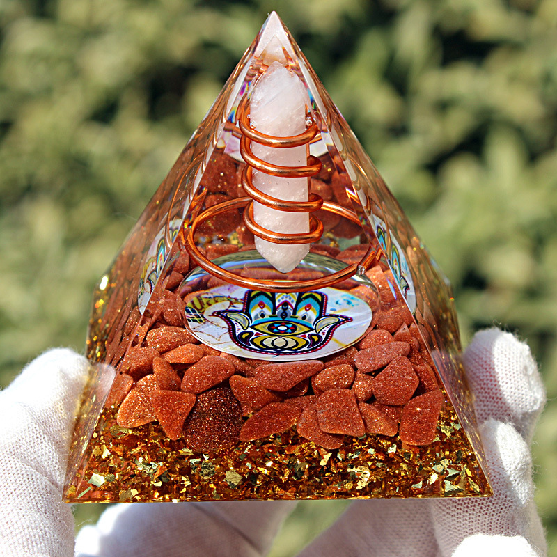 White crystal pillar, large hand, red gold sand