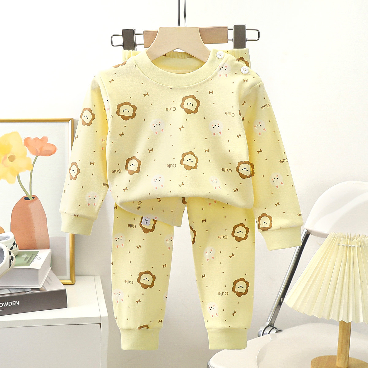 Set autunnale C10 Leone Giallo: maglia e pantaloni.