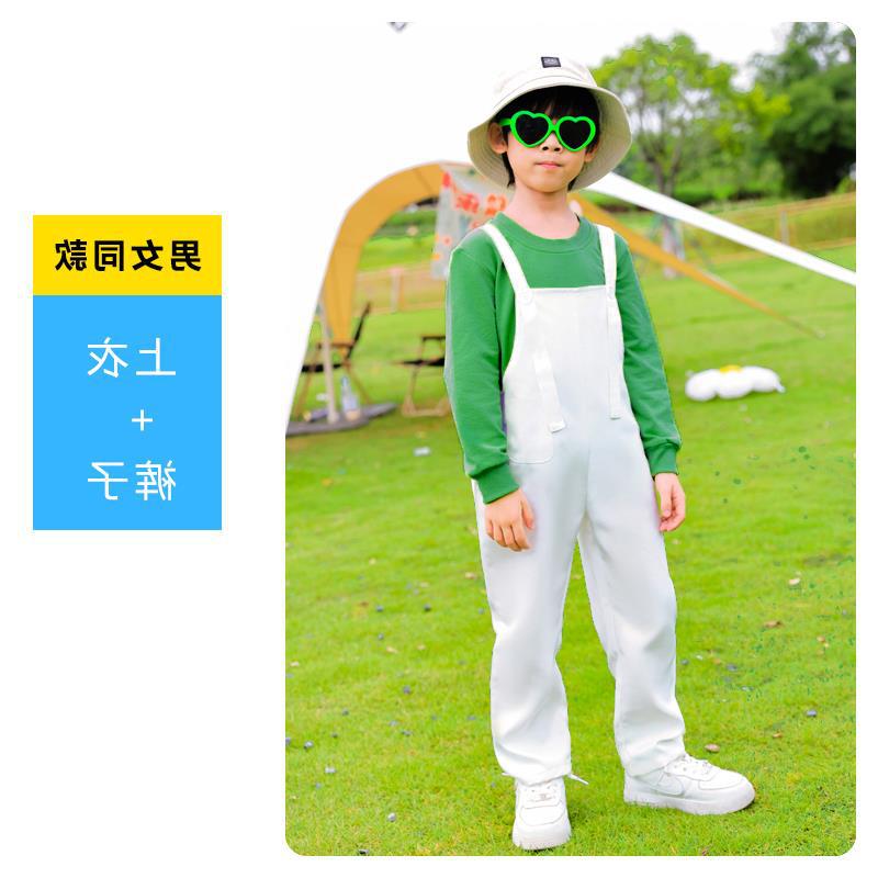 เสื้อยืดแขนยาวสีเขียวและชุดเอี๊ยม