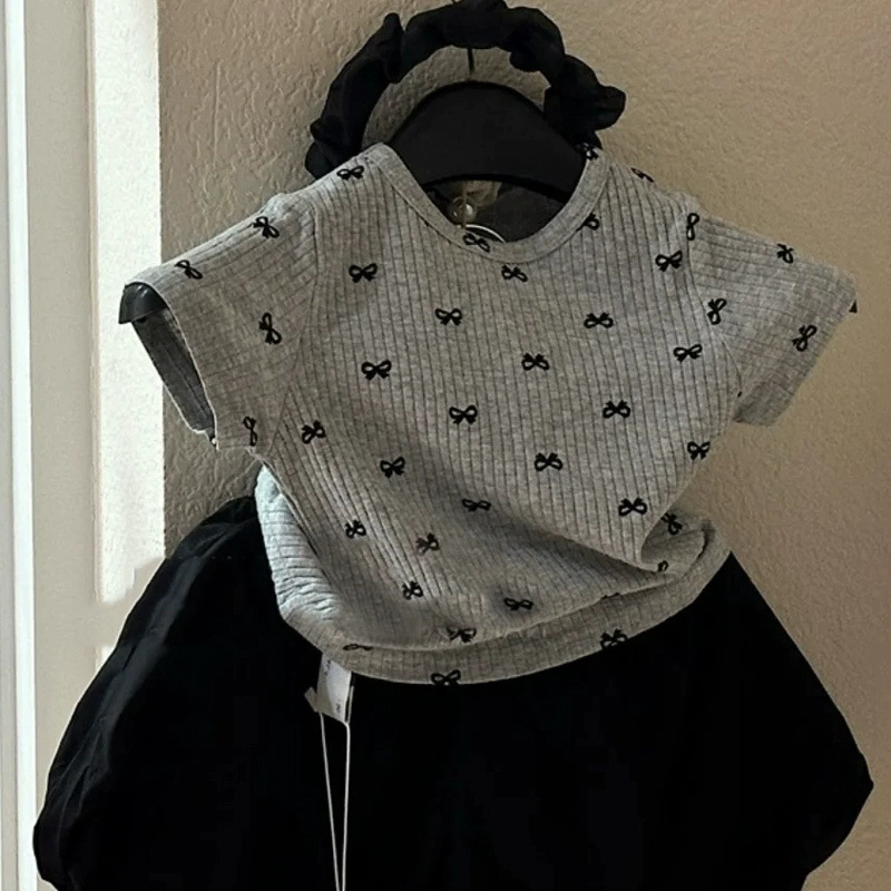 gray t-shirt