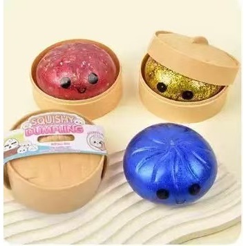 Petits pains cuits à la vapeur avec poudre d'or, 8,5 cm, un sélectionné au hasard.