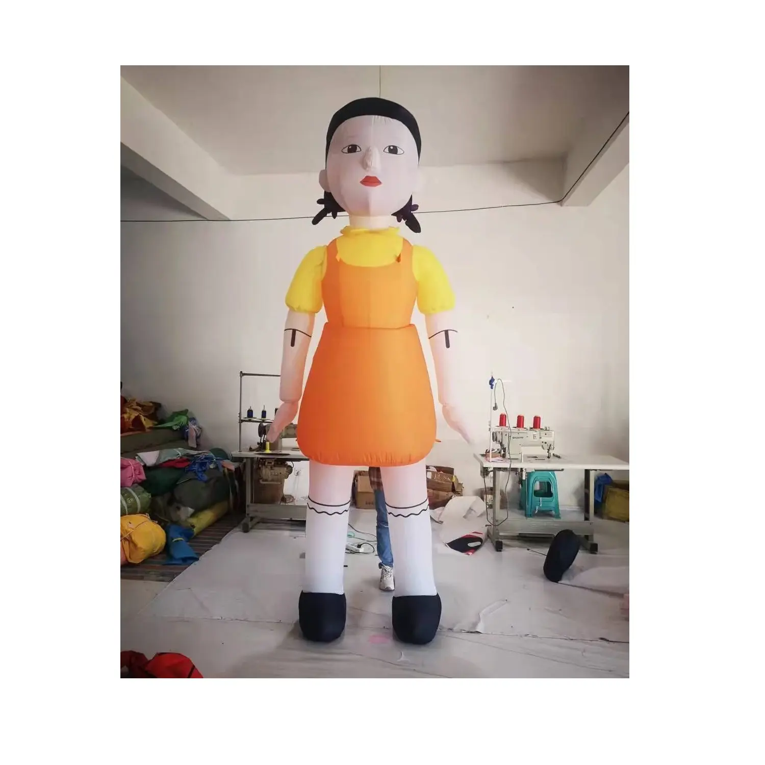 Angepasste beliebte aufblasbare kleine Mädchen puppe Modell in aufblasbaren Tintenfisch Spiel Cartoon Puppen für Werbung Dekoration