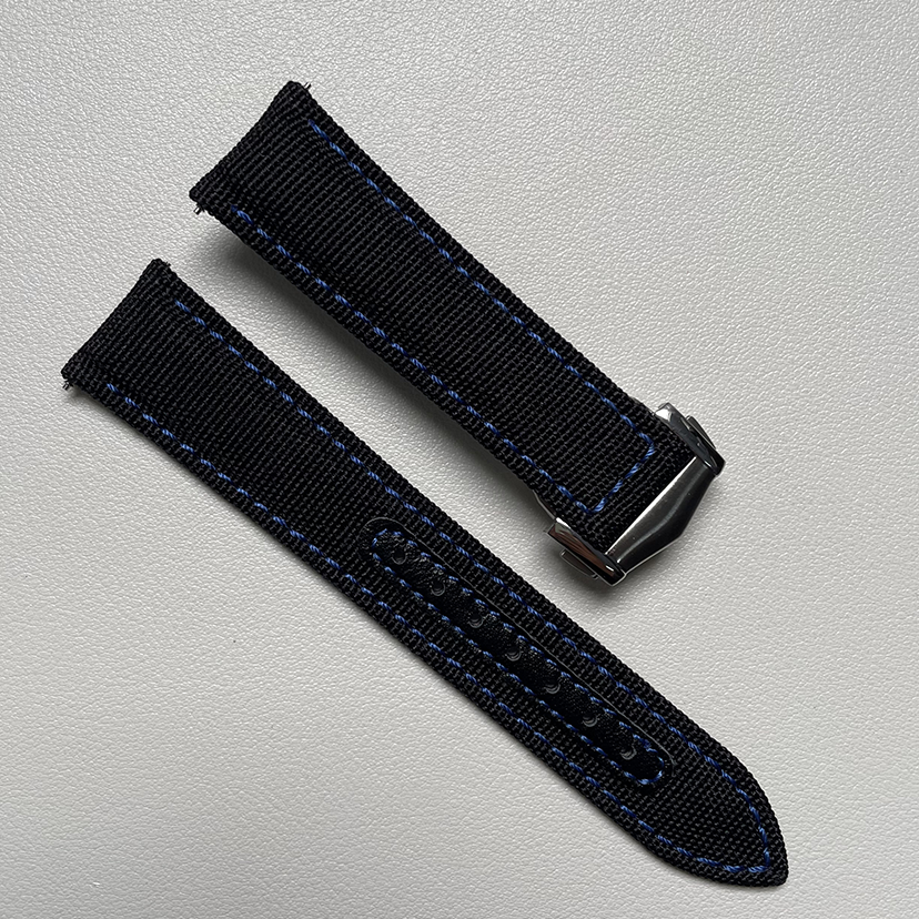 Noir avec surpiqûres bleues