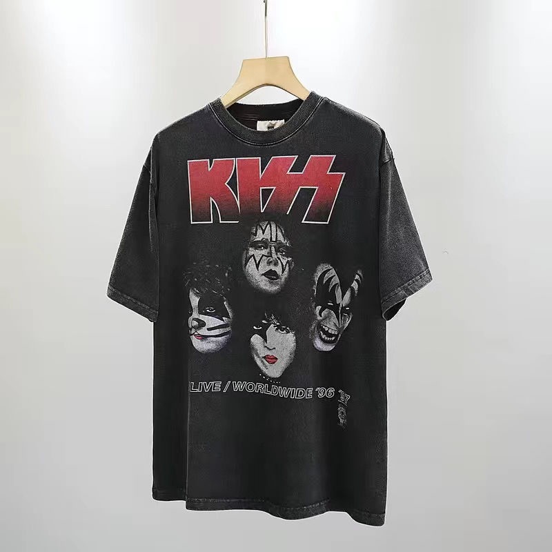 Black and red kiss