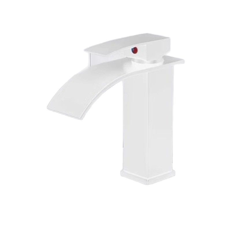 Cascade de bouche plate blanche