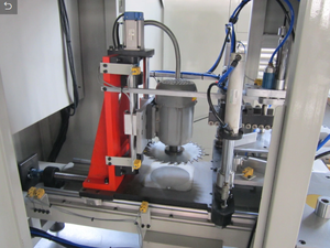 Nuevo diseño que trabaja con la máquina de limpieza de esquinas CNC para los programas de puertas ganadoras de PVC Máquina de limpieza de esquinas automática CNC