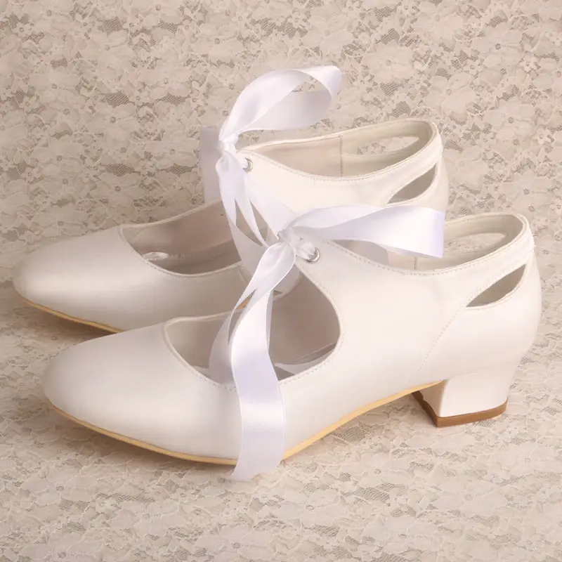 Sapatos de dedo fechado branco para mulheres