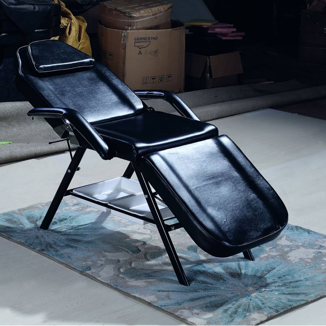 Lit noir à pieds inclinés