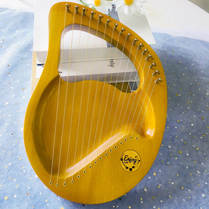 Die Lyre ist ein einfaches und leicht zu lernendes tragbares Instrument, der alten Lyrastilen 16 Saiten gehören