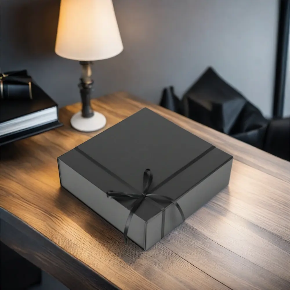 صندوق هدايا صغير مغناطيسي قابل للطي يمكن إرساله عبر البريد من Crown Box أسود اللون مزود بشريط للتعبئة صناديق من الورق المقوى لحجابات النساء لتعبئة الشعارات المخصصة
