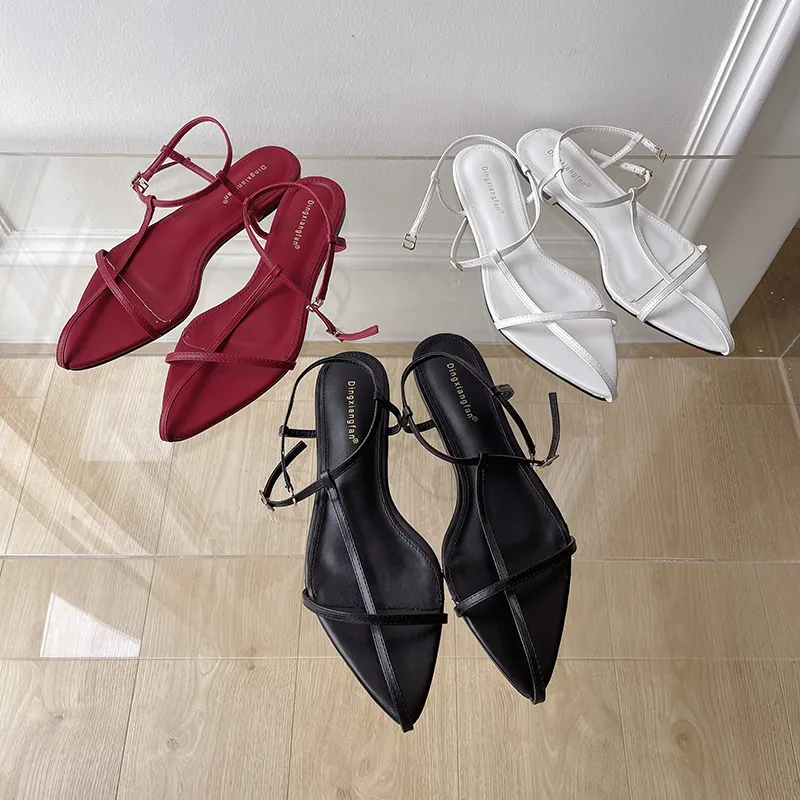Zapatos Muje 2023 nouvelle marque femmes mode bande étroite talon plat dames chaussures bout pointu cheville boucle sandales