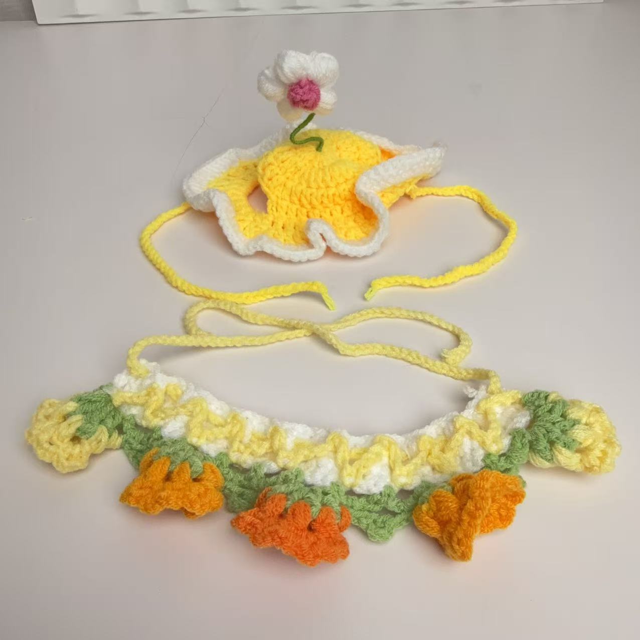 Bavoir muguet jaune, chapeau fleur jaune