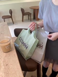 卸売カスタム印刷ロゴPeリサイクル小売再利用可能ブラックプラスチックポリトートキャリアショッピングバッグソフトループハンドル付き - Product Image 4