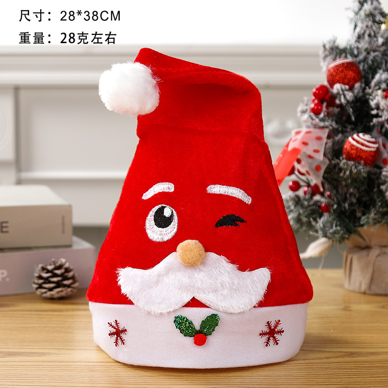 L'expression adulte chapeau de Noël avec les yeux plissés