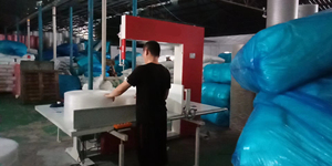 Macchina per la produzione di spugne per spugne in schiuma a taglio verticale