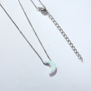 Ins Wholesaleシンプルホワイトオパールジュエリームーンファイア925シルバーオパールムーンネックレスハーフムーンネックレス