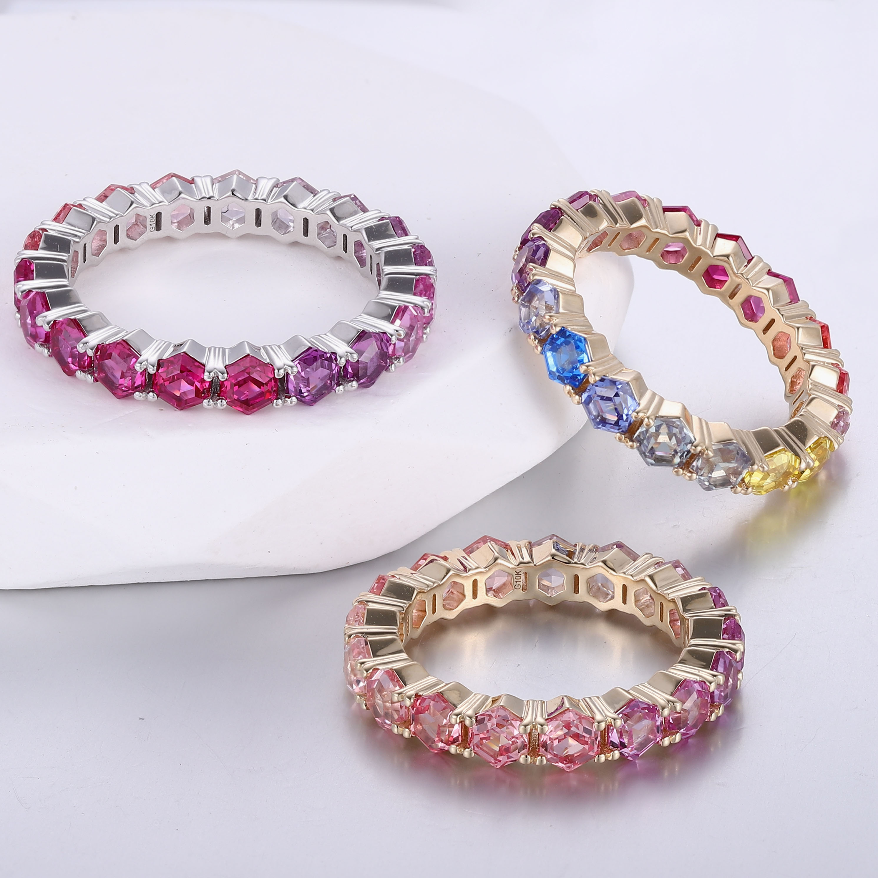 Anillo de banda completa de oro de 14 quilates con gemas de laboratorio