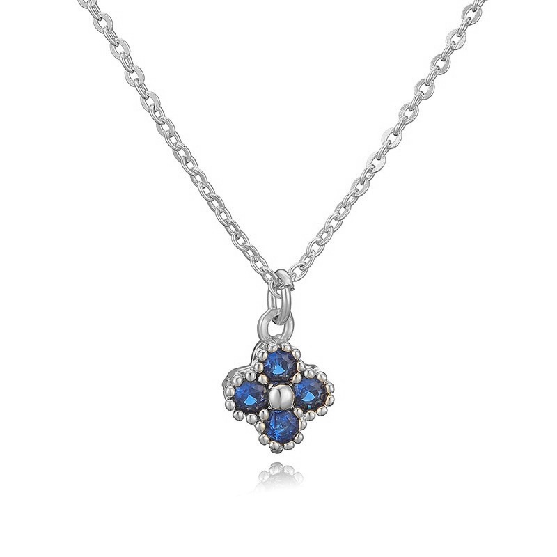 Collier trèfle à quatre feuilles en or blanc et diamants bleus