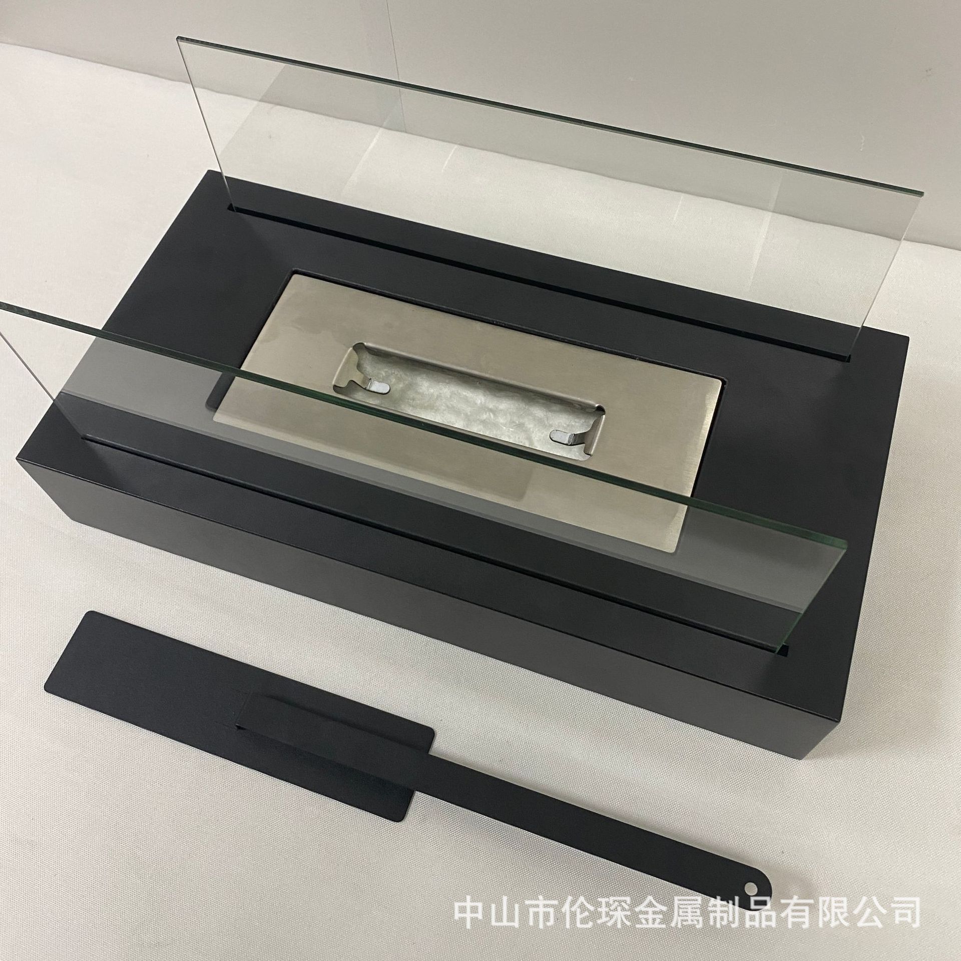 Cheminée rectangulaire noire fente intégrée